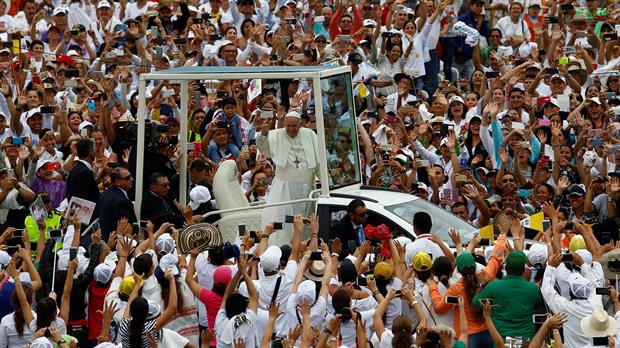 En una misa ante 1.200.000 fieles, el papa Francisco llamó hoy en Medellín a seguir a Jesús y a dejar de lado la violencia