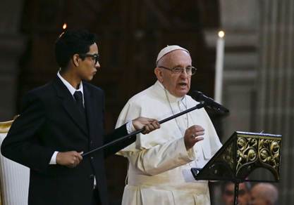 El Papa Francisco demandó a los obispos mexicanos un papel más activo en el combate al narcotráfico y la corrupción durante un encuentro el sábado 13 de febrero de 2016 en la Ciudad de México. (AP foto/Gregorio Borgia)